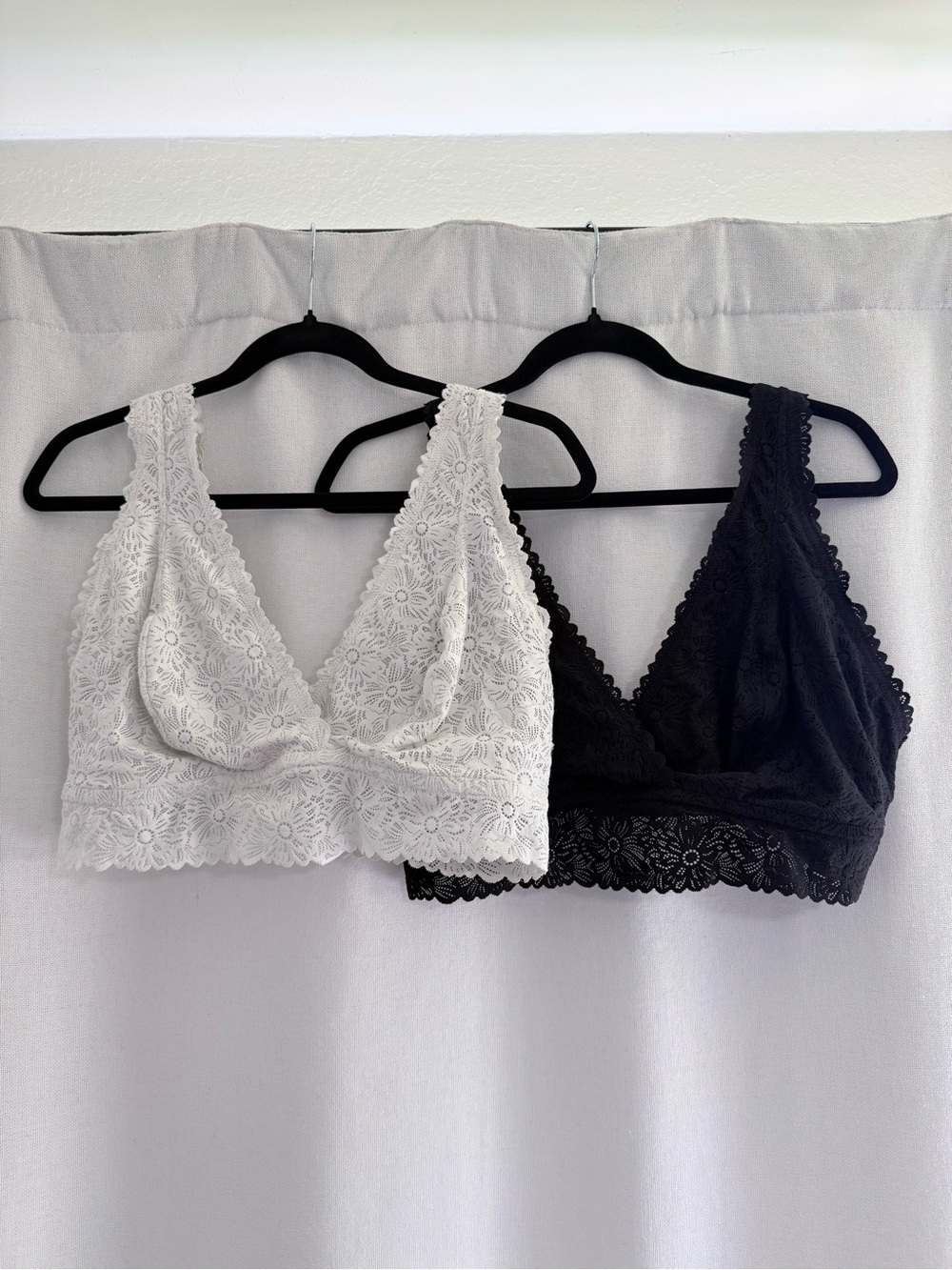 Bundle of 2 Aerie Lace Nursing Bralettes White & Black Women’s XL